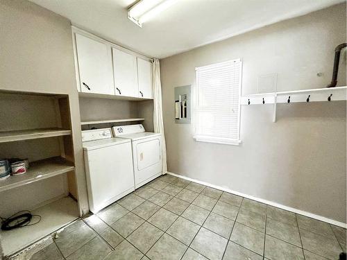 4205 45 Street, Ponoka, AB - Indoor Photo Showing Laundry Room