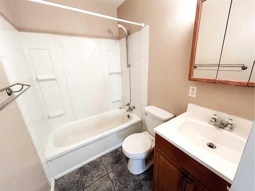 4205 45 Street, Ponoka, AB - Indoor Photo Showing Bathroom