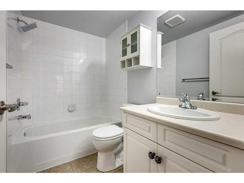 304-5435 Lakeshore Drive, Sylvan Lake, AB - Indoor Photo Showing Bathroom