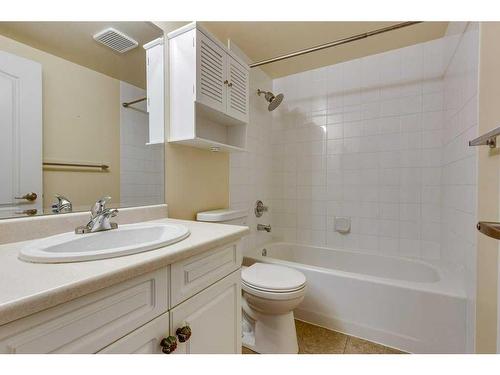 304-5435 Lakeshore Drive, Sylvan Lake, AB - Indoor Photo Showing Bathroom