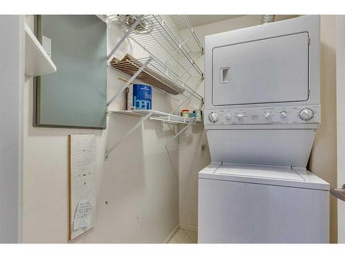 304-5435 Lakeshore Drive, Sylvan Lake, AB - Indoor Photo Showing Laundry Room