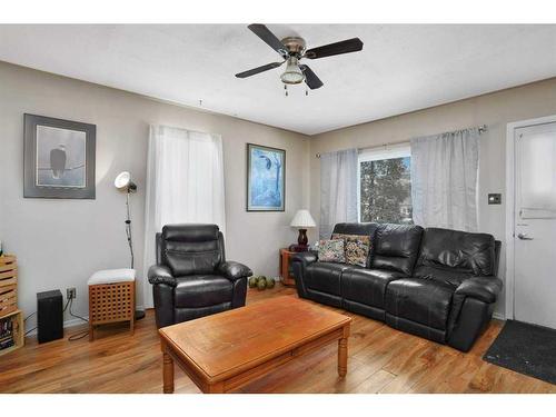 4624 48 Street, Sylvan Lake, AB - Indoor Photo Showing Living Room