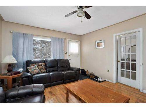 4624 48 Street, Sylvan Lake, AB - Indoor Photo Showing Living Room