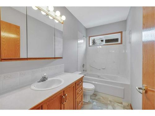 1-4903 52 St., Lacombe, AB - Indoor Photo Showing Bathroom