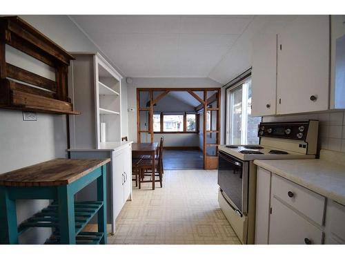 3905 50 Avenue, Sylvan Lake, AB - Indoor Photo Showing Kitchen