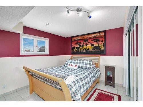 37549 781 Highway, Rural Red Deer County, AB - Indoor Photo Showing Bedroom