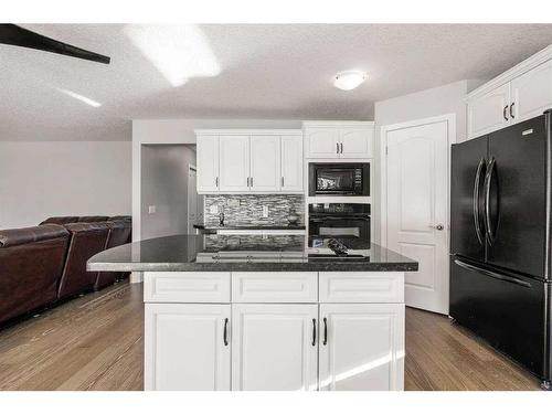 917 East Lakeview Road, Chestermere, AB - Indoor Photo Showing Kitchen