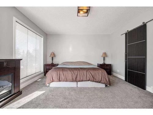 917 East Lakeview Road, Chestermere, AB - Indoor Photo Showing Bedroom