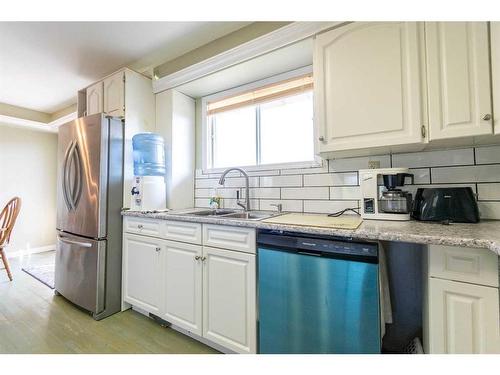 14 & 16 1St Street, White Sands, AB - Indoor Photo Showing Kitchen With Double Sink