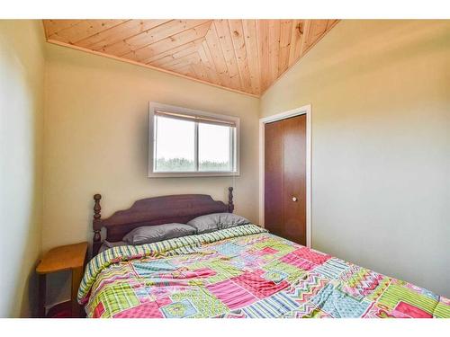 14 & 16 1St Street, White Sands, AB - Indoor Photo Showing Bedroom