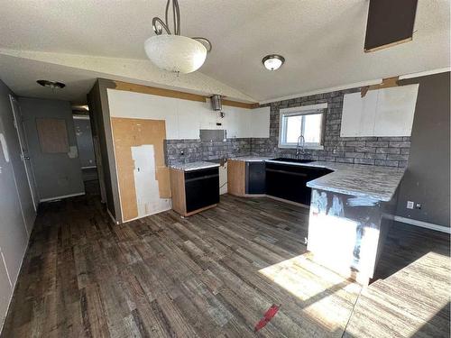 12-5211 55 Avenue, Rocky Mountain House, AB - Indoor Photo Showing Kitchen