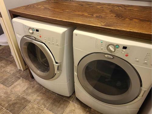 6816 39 Avenue Close, Camrose, AB - Indoor Photo Showing Laundry Room