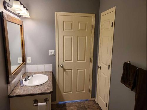 6816 39 Avenue Close, Camrose, AB - Indoor Photo Showing Bathroom