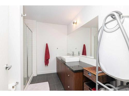 5133-2660 22 Street South, Red Deer, AB - Indoor Photo Showing Bathroom