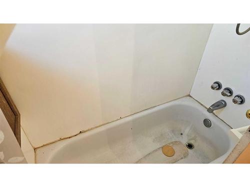 4702 Norfolk Avenue, Coronation, AB - Indoor Photo Showing Bathroom