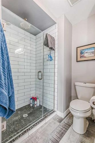 356 Marina Bay Place, Sylvan Lake, AB - Indoor Photo Showing Bathroom
