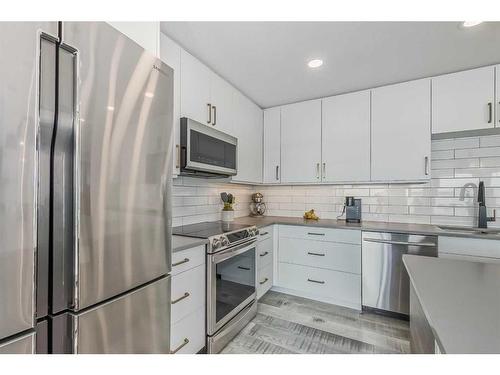 356 Marina Bay Place, Sylvan Lake, AB - Indoor Photo Showing Kitchen With Upgraded Kitchen