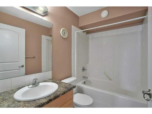 201-5205 Woodland Road, Innisfail, AB - Indoor Photo Showing Bathroom