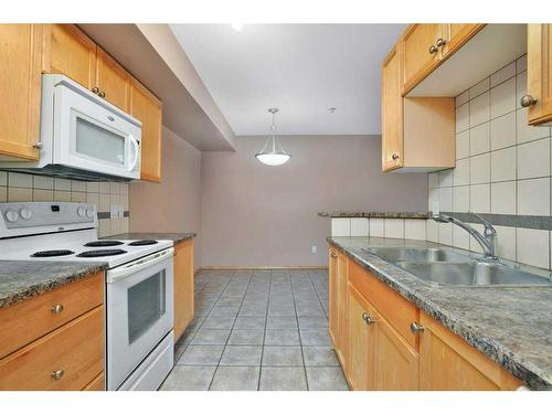 201-5205 Woodland Road, Innisfail, AB - Indoor Photo Showing Kitchen With Double Sink