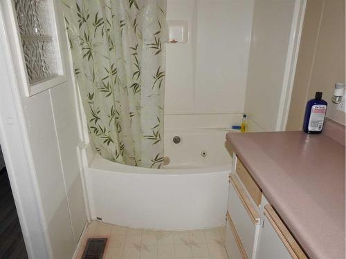 5007 47 Street, Hardisty, AB - Indoor Photo Showing Bathroom