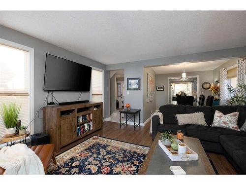 609 Timberline Drive, Fort Mcmurray, AB - Indoor Photo Showing Living Room