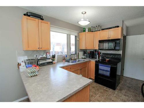 73 Selkirk Boulevard, Red Deer, AB - Indoor Photo Showing Kitchen With Double Sink
