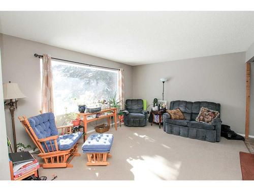 73 Selkirk Boulevard, Red Deer, AB - Indoor Photo Showing Living Room