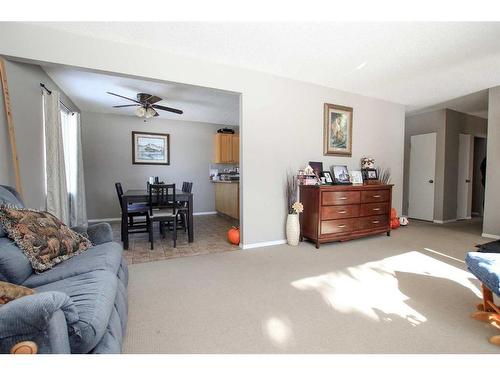 73 Selkirk Boulevard, Red Deer, AB - Indoor Photo Showing Living Room