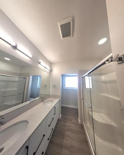 14 Rosse Place, Sylvan Lake, AB - Indoor Photo Showing Bathroom