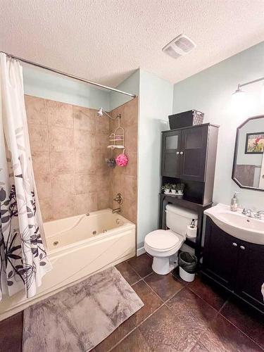 4512 Wood Crescent, Hardisty, AB - Indoor Photo Showing Bathroom