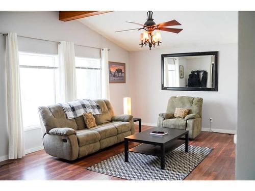 4512 Wood Crescent, Hardisty, AB - Indoor Photo Showing Living Room