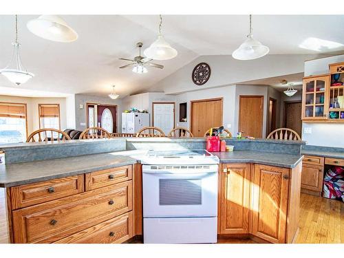 5213 47 Close, Clive, AB - Indoor Photo Showing Kitchen
