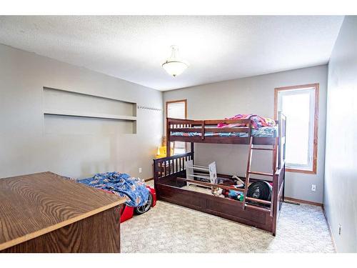 5213 47 Close, Clive, AB - Indoor Photo Showing Bedroom