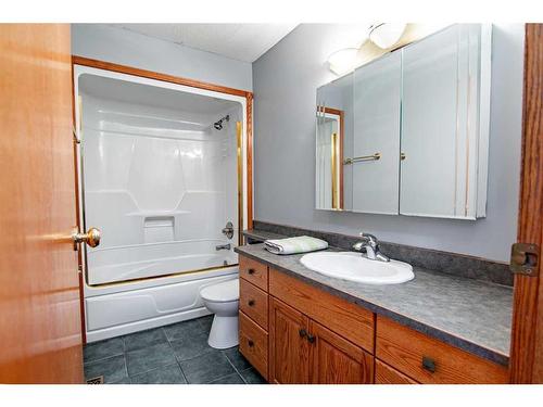 5213 47 Close, Clive, AB - Indoor Photo Showing Bathroom