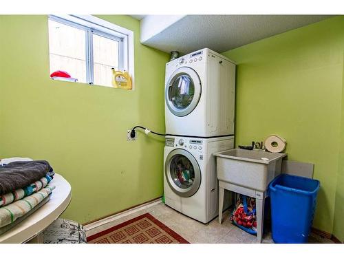 5213 47 Close, Clive, AB - Indoor Photo Showing Laundry Room