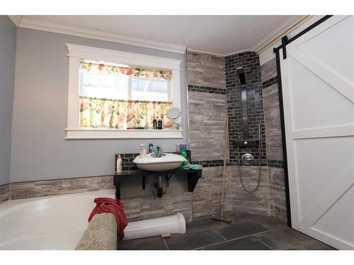 5112 51 Avenue, Caroline, AB - Indoor Photo Showing Bathroom