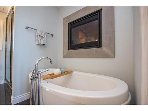 13-26553 Hwy 11, Rural Red Deer County, AB - Indoor Photo Showing Bathroom