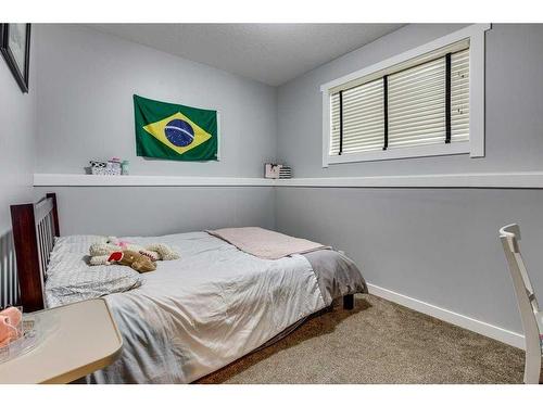 94 Inglewood Drive, Red Deer, AB - Indoor Photo Showing Bedroom