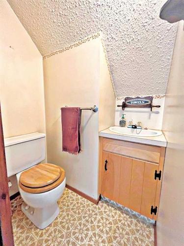 630 Cedar Way, Rural Camrose County, AB - Indoor Photo Showing Bathroom