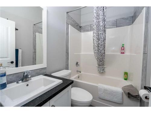 7002 49A Avenue, Camrose, AB - Indoor Photo Showing Bathroom
