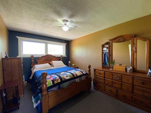431017 Range Road 221, Rural Ponoka County, AB - Indoor Photo Showing Bedroom