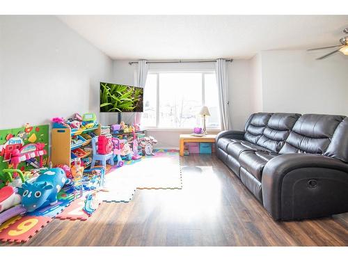 192 Cosgrove Crescent, Red Deer, AB - Indoor Photo Showing Living Room