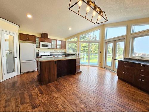 73082 Southshore Drive East, Widewater, AB - Indoor Photo Showing Kitchen