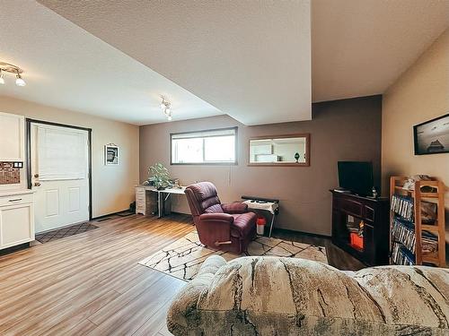 3109 46 Avenue, Athabasca, AB - Indoor Photo Showing Living Room