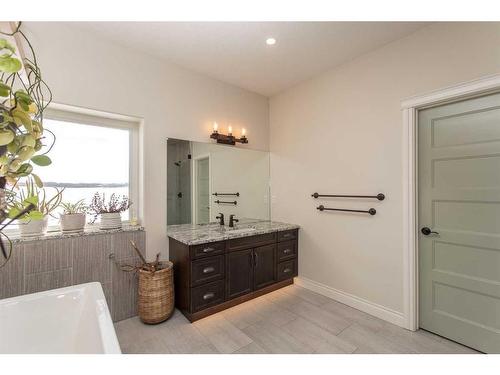 37247 Range Road 264, Rural Red Deer County, AB - Indoor Photo Showing Bathroom