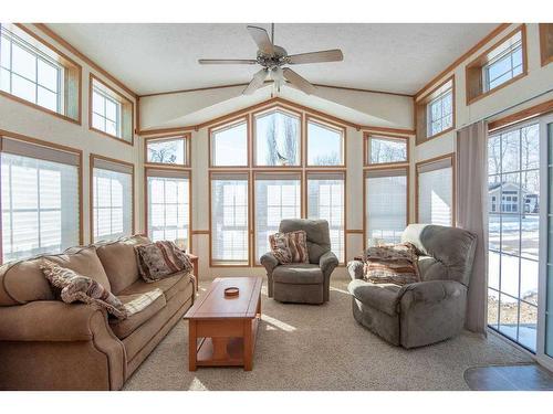 76-41310 Range Road 282, Rural Lacombe County, AB - Indoor Photo Showing Living Room