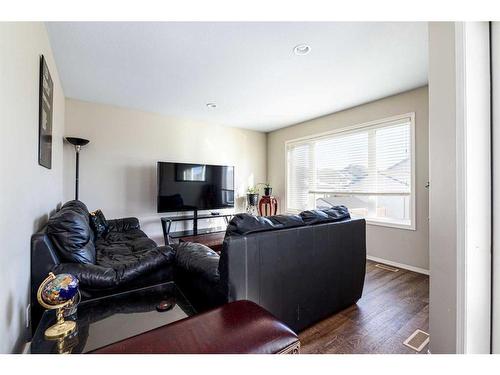 20 Hampton Crescent Ne, Sylvan Lake, AB - Indoor Photo Showing Living Room