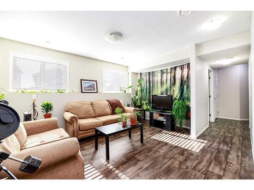 20 Hampton Crescent Ne, Sylvan Lake, AB - Indoor Photo Showing Living Room