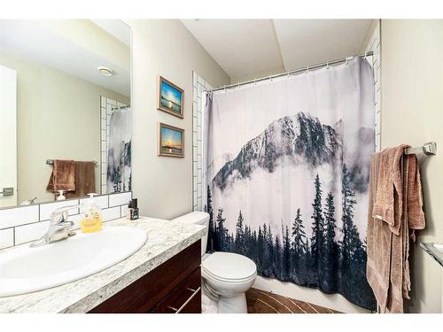 20 Hampton Crescent Ne, Sylvan Lake, AB - Indoor Photo Showing Bathroom