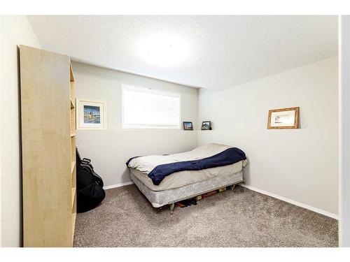 20 Hampton Crescent Ne, Sylvan Lake, AB - Indoor Photo Showing Bedroom